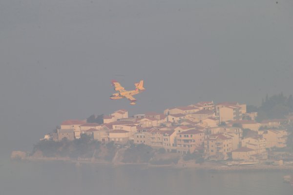 Vatrogascima u Podstrani pomaže kanader