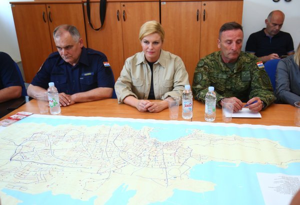 Nakon jučerasnjeg velikog požara u okolici Splita, predsjednica Kolinda Grabar Kitarović posjetila je DUZS centar 112 u Splitu