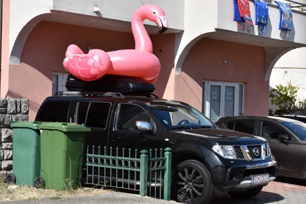 Divovski rozi flamingo na napuhavanje stigao na odmor u Hrvatsku