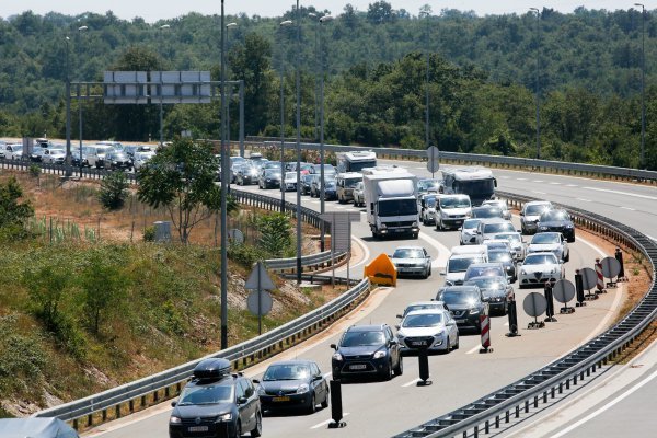 I dalje je vrlo gust promet na svim važnijim cestovnim pravcima u smjeru mora te povremeno u smjeru unutrašnjosti