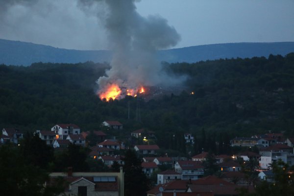 Požar na Hvaru, gori odlagalište smeća, nad gradom se širi dim