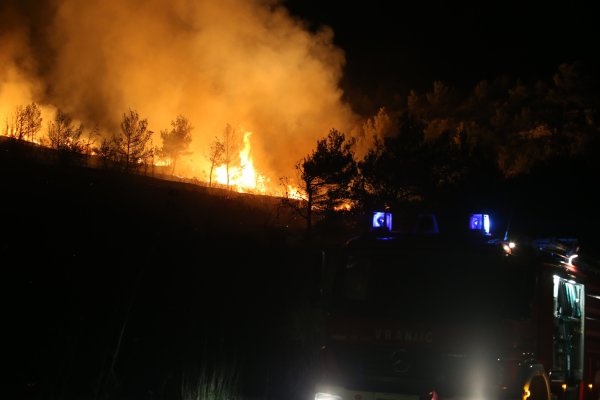 Vatrogasci u akciji gašenja požara kod Gornjeg Rupotina nedaleko od Klisa