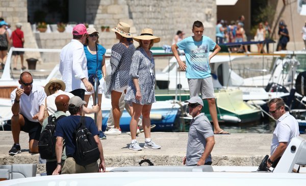 Udovica Stevea Jobsa s kćeri, dečkom i prijateljima na odmoru