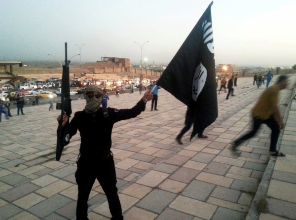 Borac ISIL-a drži zastavu na ulicama Mosula prije nego su iračke snage oslobodile grad