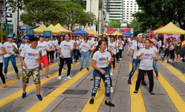 Filipinski radnici plešu na ulicama Hong Konga