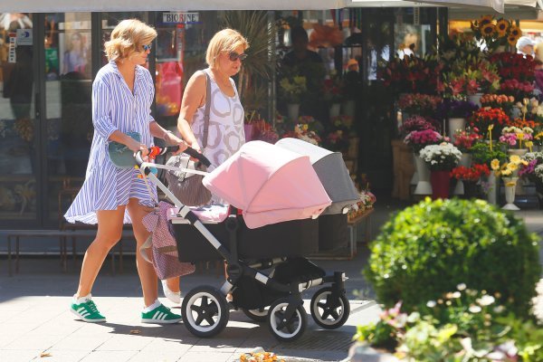 Nevena Rendeli uz majku i blizanke