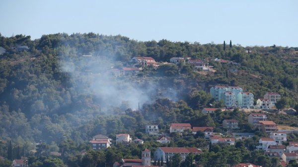 Na Čiovu izbio požar, vatra se približila kućama