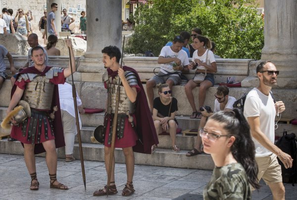 Turisti u potrazi za hladovinom i odmorom