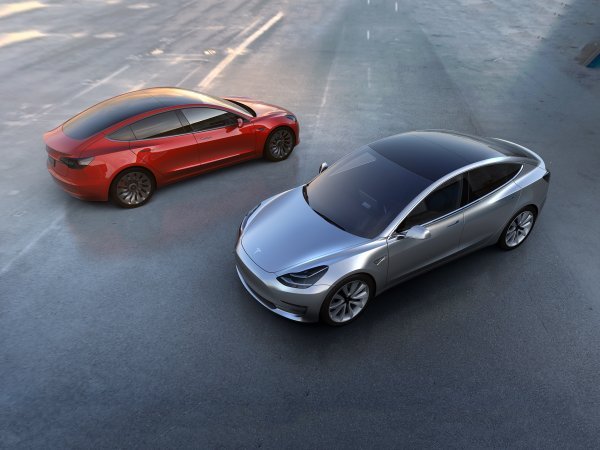 Tesla Model 3 će od tvrtke tražiti samo još više radne snage u uvjetima koji su već sada lošiji od industrijskog prosjeka