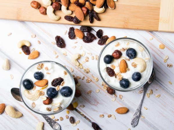 Orašasti plodovi umanjit će želju za slatkim, a šalica jogurta ili kefira pomoći će vam izgubiti kilograme