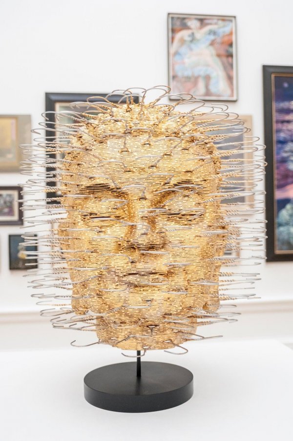 'Buda' od vješalica Davida Macha na izložbi 2015.