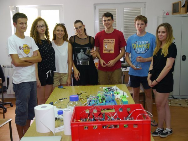 Magda, Marko, Jana, Aurora, Luna i Juraj pod vodstvom Tomislava Šklebara razvijali su mikrogorive ćelije za dobivanje struje iz bakterija