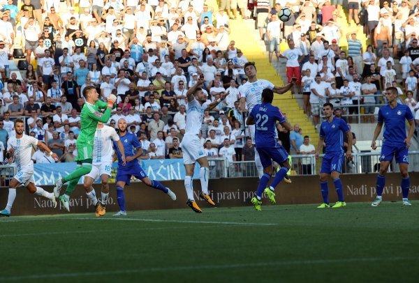 Dominik Livaković boksa loptu