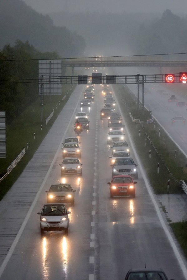 Zbog smjene turista i obilne kiše, na autocesti se stvaraju kolone