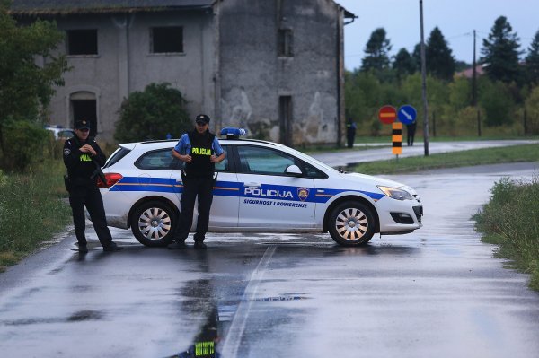 Šećerana: Pucao po policiji, zatvorio se u stan i prijetio da će aktivirati bombu