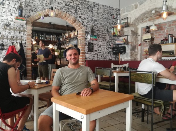 Danijel Nikolla, vlasnik dvaju restorana u Splitu: 'Najmanje problema s inflacijom imat će upravo turizam i ugostiteljstvo. Već danas valjda nema konobara u gradu koji prima manje od tisuću eura mjesečno'