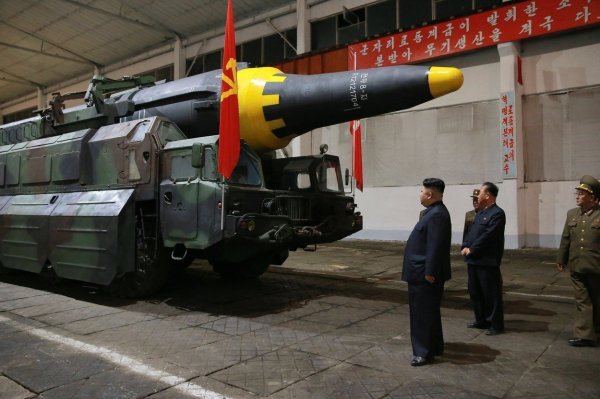 Kim Jong-Un razgledava projektile