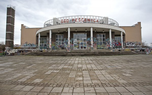 Školsko-sportska dvorana Pešćenica projekt je Berislava Šerbetića iz 1986.