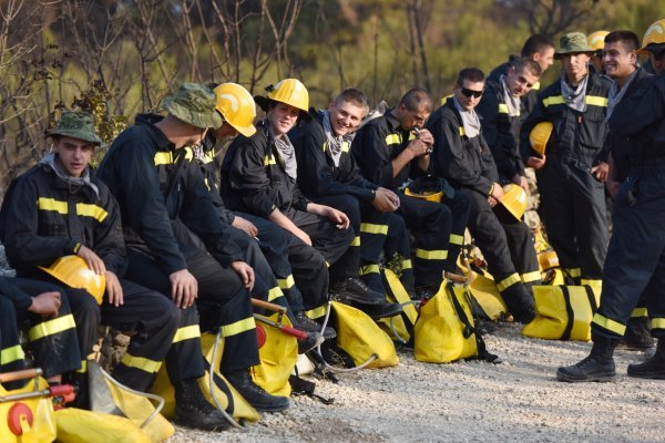 Vojska stigla u pomoć vatrogascima na požarištu Zaton-Raslina
