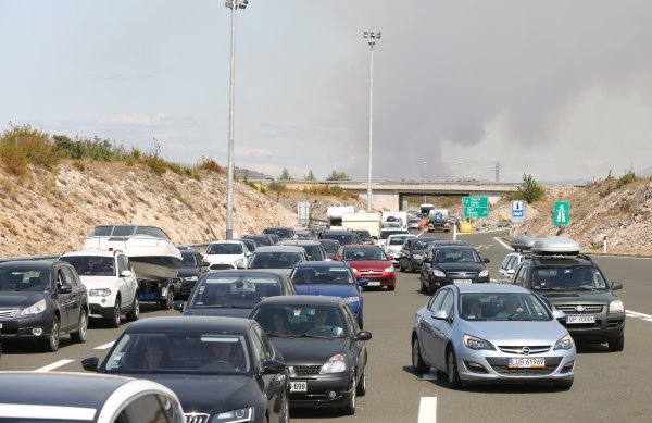 Dio autoceste A1 kod Pirovca zatvoren zbog velikog požara