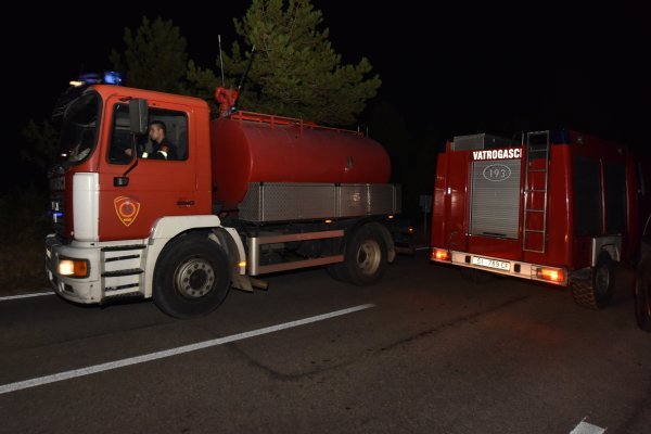 Vatrogasci se bore sa požarom na Promini tijekom noći