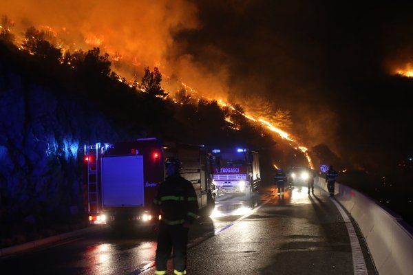 Vatrogasci se bore s vatrenom stihijom i burom