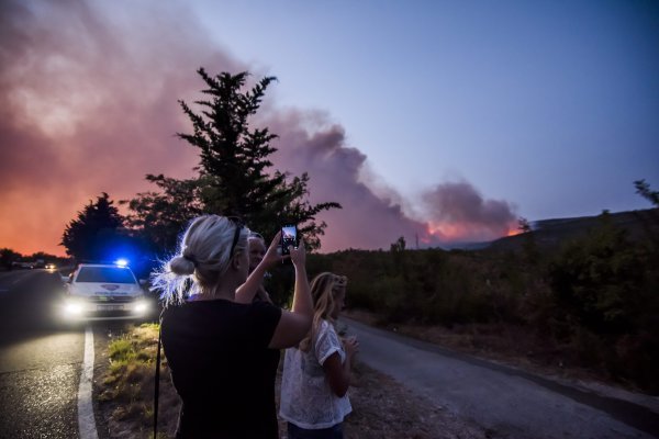 Vatrogasci se i dalje bore s požarom na drniskom i prominskom području