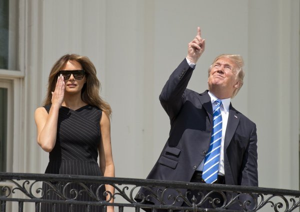 Obitelj Trump gleda pomrčinu Sunca