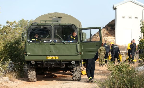 Vatrogasci nakon naporne noći odmaraju i pripremaju se za još jedan dan borbe s vatrom