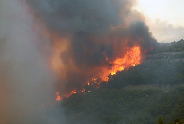 Gori kod Đevrske, u opasnosti je selo Mandići.