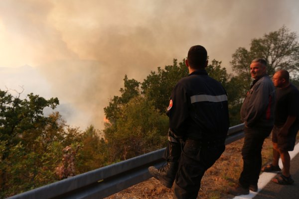 Đevrske: Vatrogasci se bore s vatrom koja je preskočila cestu