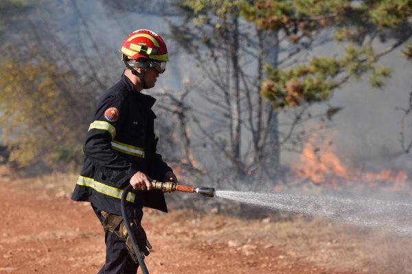 Vatrogasci dogašavaju požar koji je tijekom jučerašnjeg dana prijetio kućama