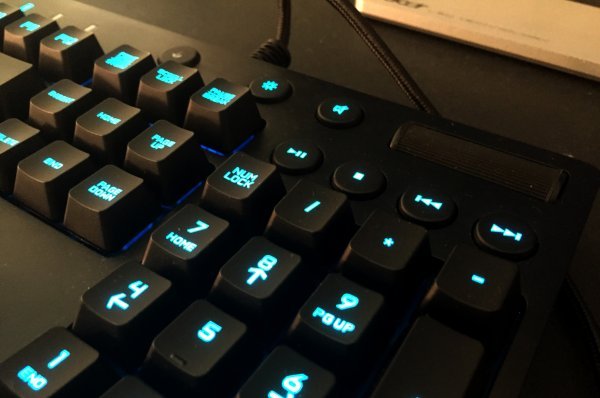 Logitech G810 ima opaki valjak za podešavanje zvuka! :-) tportal