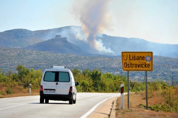 Veliki požar na brdu iznad mjesta Oštrovica i Mandići još uvijek nije ugašen.