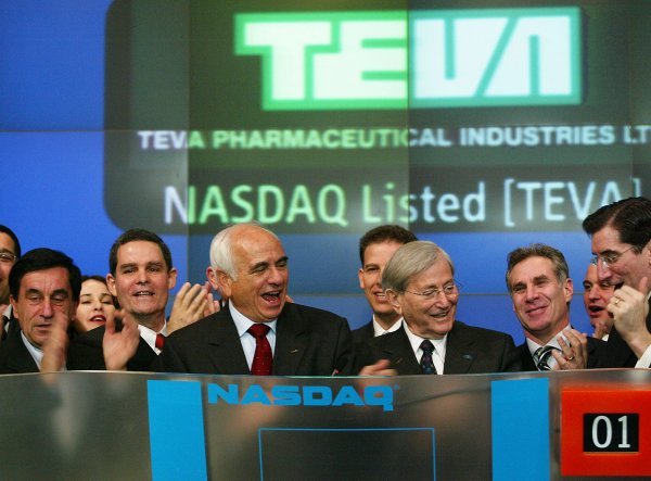 Glavni financijski direktor Dan S. Suesskind, Shlomo Yanai, koji je 2007. trebao preuzeti kormilo Teve od Israela Makova, i predsjednik uprave Teva Pharmaceuticalsa Eli Hurvitz
