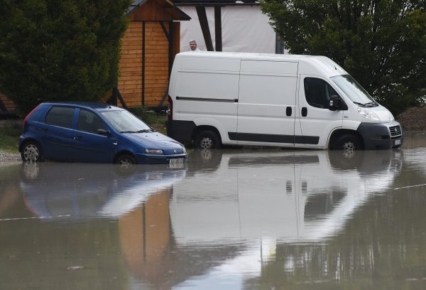 Olujno nevrijeme koje je poharalo karlovačkim područjem donijelo je probleme u prometu