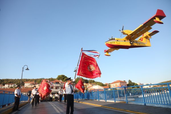 Mimohod sjećanja na stradale vatrogasce povodom 10. obljetnice kornatske tragedije uTisnom