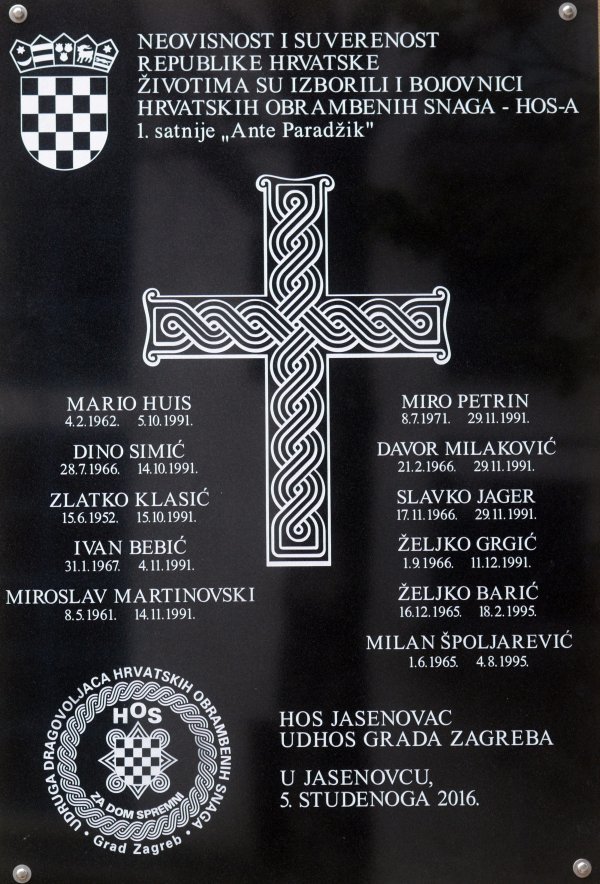 Ploča HOS-a u Jasenovcu