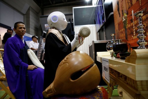 Robot svećenik