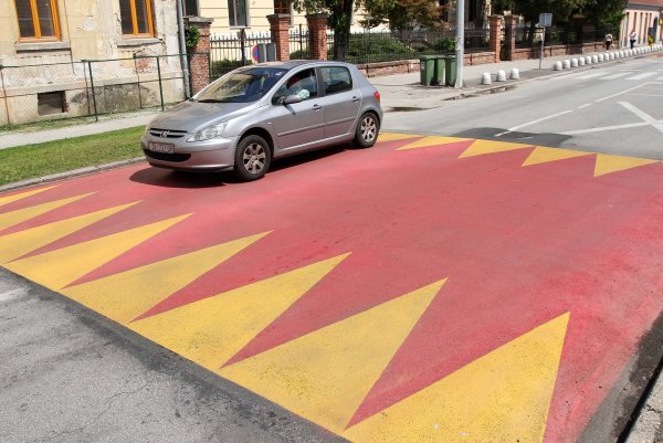 Ležeći policajci ispred škole u Čakovcu