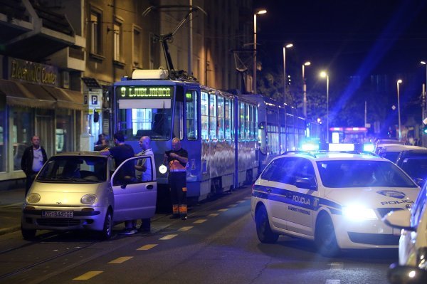 Sudar dva tramvaja i osobnog automobila u Tratinskoj ulici