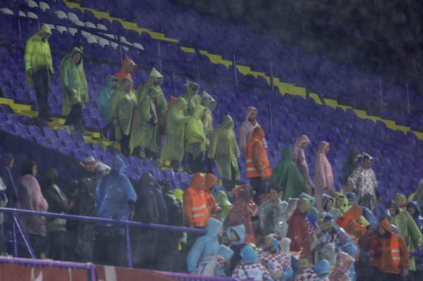 Navijači na Maksimiru pokisli do gole kože (1)