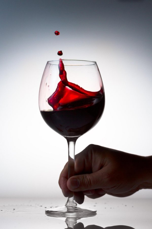 Istraživanja su pokazala da crno vino, ukoliko se konzumira u umjerenim količinama, povećava razinu 'dobrog' kolesterola (HDL), a smanjuje razinu 'lošeg' kolesterola (LDL) u krvi
