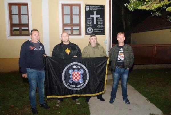 Pripadnici HOS-a kod ploče u Jasenovcu