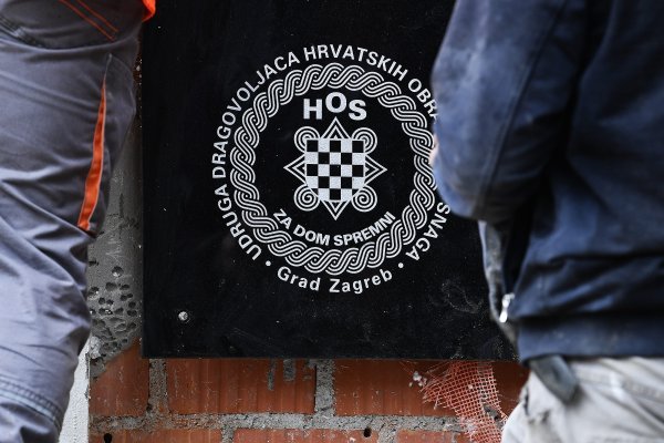 Radnici skidaju ploču s natpisom 'Za dom spremni' u Jasenovcu