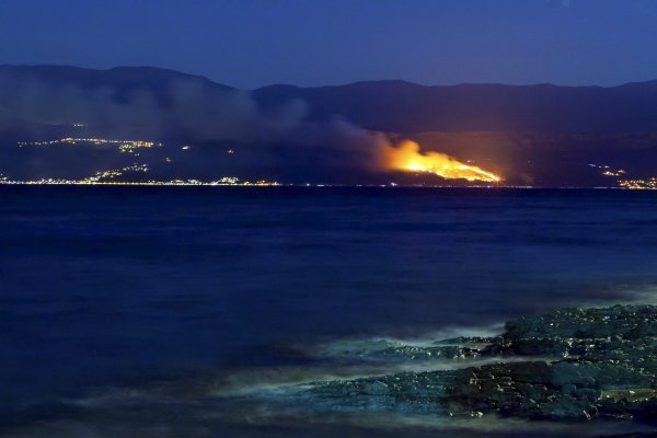 Požar u Krilu Jesenice snimljen s Brača