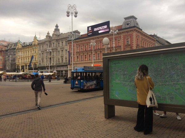 Sastanak ispred Informativnog centra TZ