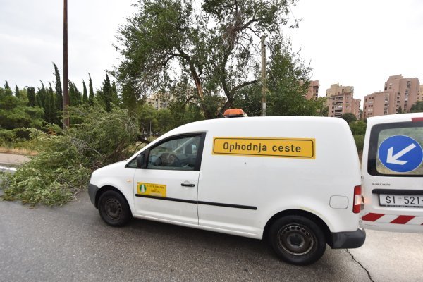 Jako jugo praćeno nevremenom pogodilo je i Šibenik