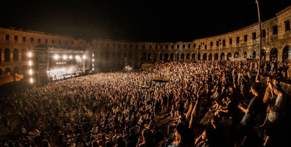 Više od 60 glazbenika na sceni i prenuna Arena označili su početak 10. Outlook festivala