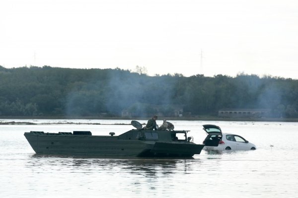 Vojska amfibijskim vozilom pregledava teren i izvlači potopljena vozila
